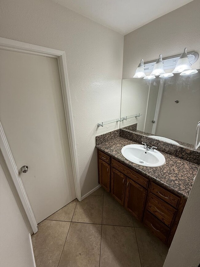 Building Photo - Spacious 2-Bedroom, 1-Bathroom Home in Sou...
