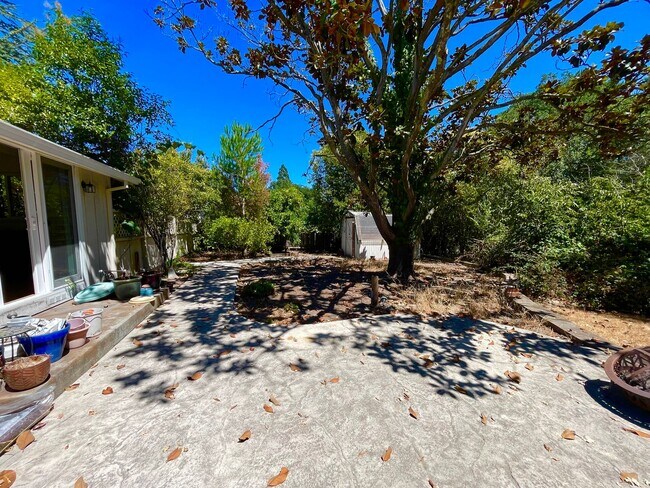 Building Photo - $3,900/month – Rare Country Feel on an Expansive Lot in One of Santa Rosa's Desirable Neighborhoods!