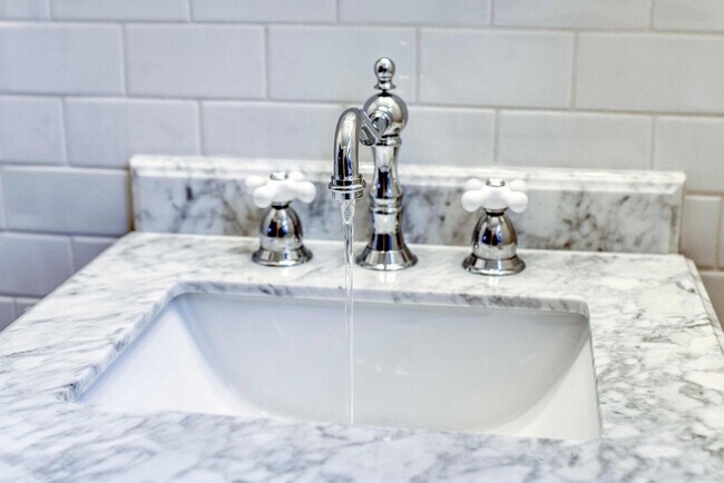 Building Photo - 3073 Fairmount Blvd