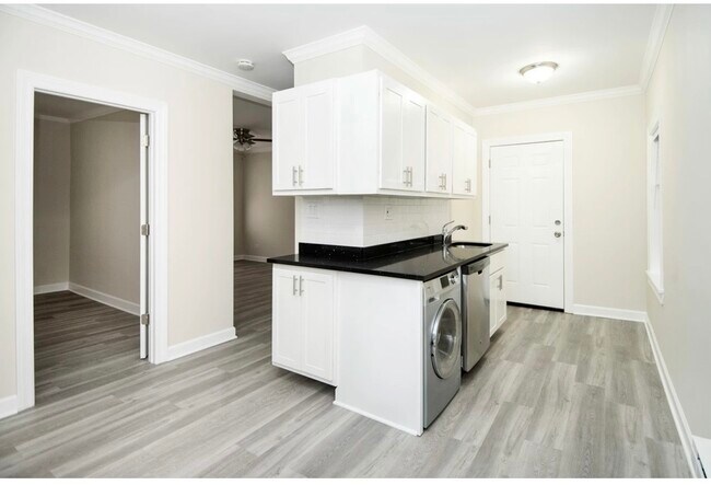 Building Photo - 837.5 W Cornelia Ave