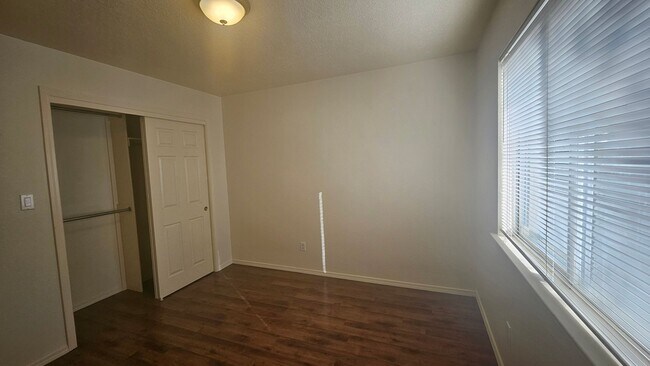 Building Photo - NW 4 Bedroom 2.5 Bath Home Available now!