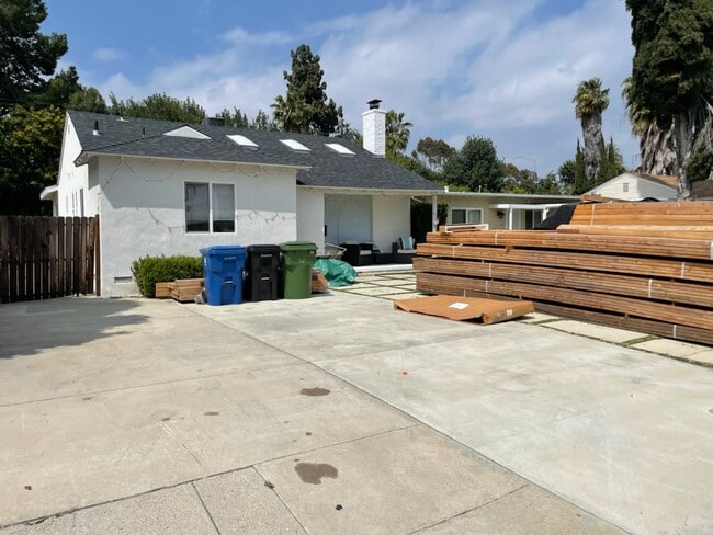 Building Photo - 15153 La Maida St