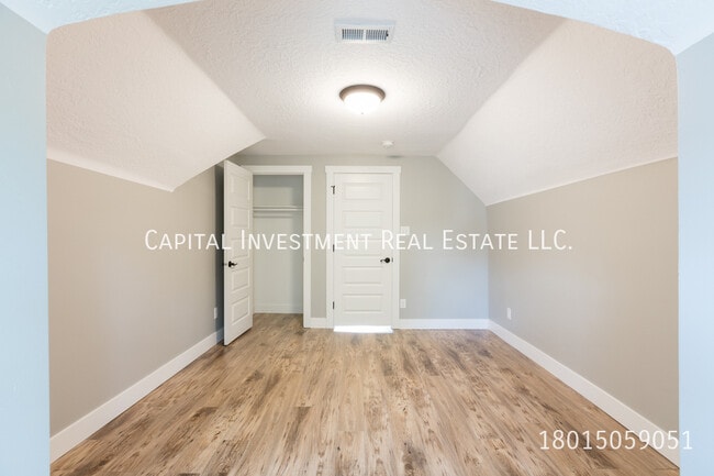 Building Photo - 212 B St E