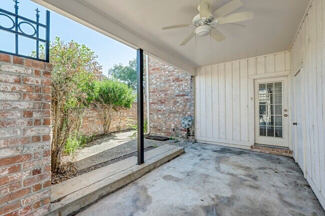 Building Photo - 5816 Lynbrook Dr