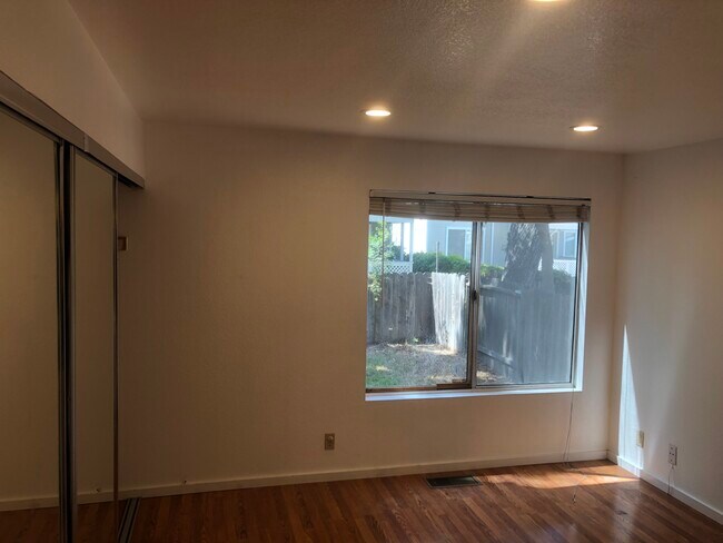 Building Photo - 815 15th St