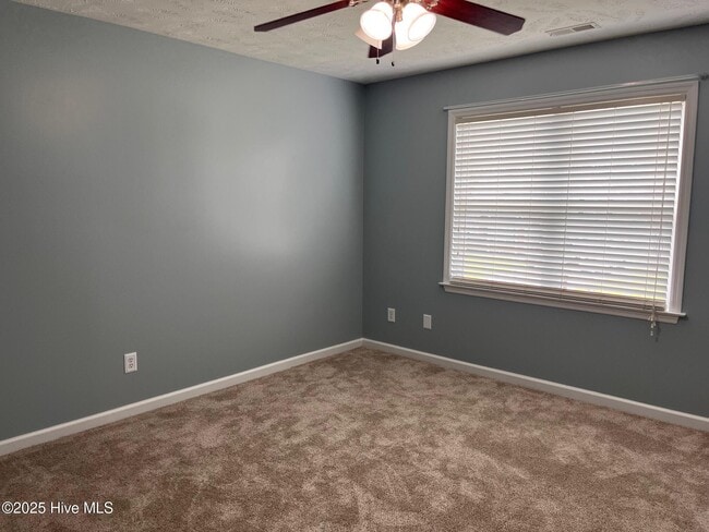 Building Photo - 204 S River Dr