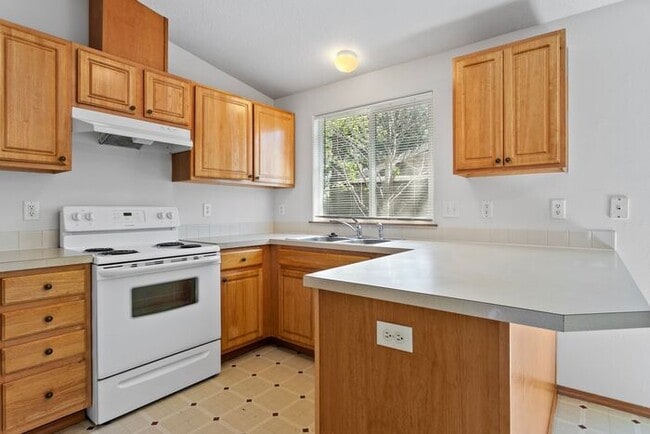 Building Photo - Secluded 3 bedroom 2 bath home close to Wo...