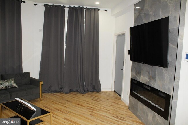 Building Photo - 3017 Ridge Ave