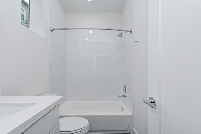 Building Photo - 1123 W 17th St