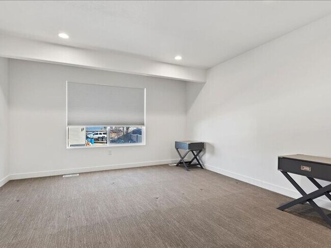 Building Photo - West Joran 3 bed 2 bath family home