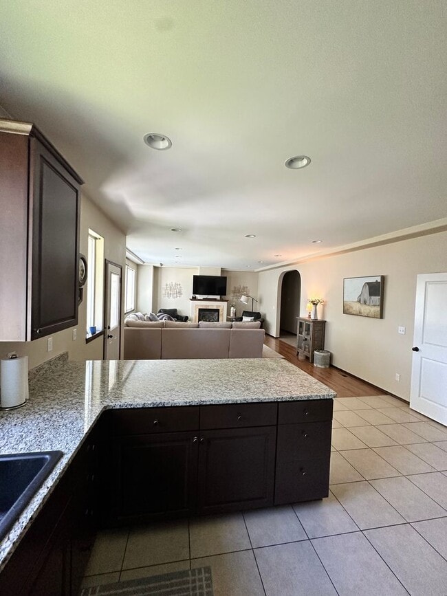 Building Photo - Spacious Home!