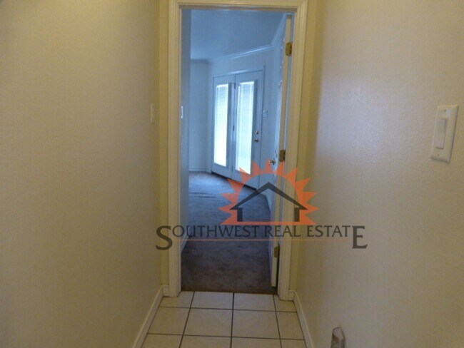 Building Photo - Beautiful 3 bedroom 2 bath brick home