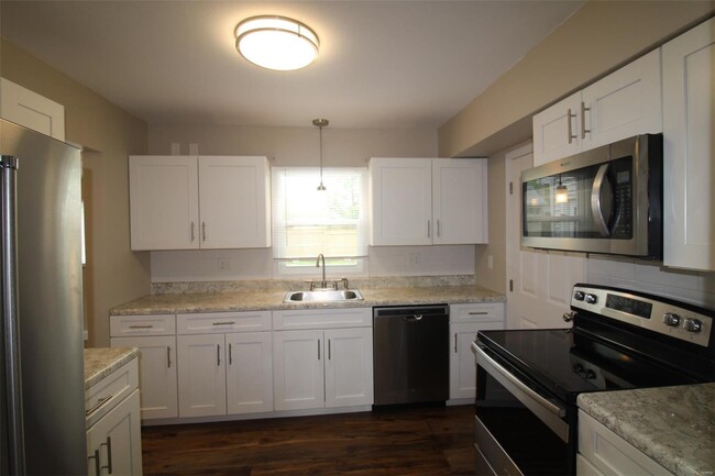 Building Photo - 428 Chamberlin Dr