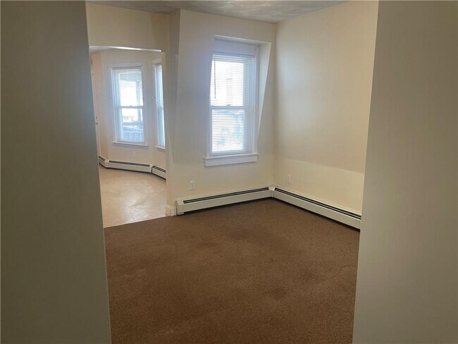 Building Photo - 585 Main St