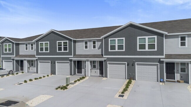 Building Photo - "Spacious 3-Bedroom Townhouse in Ocala wit...