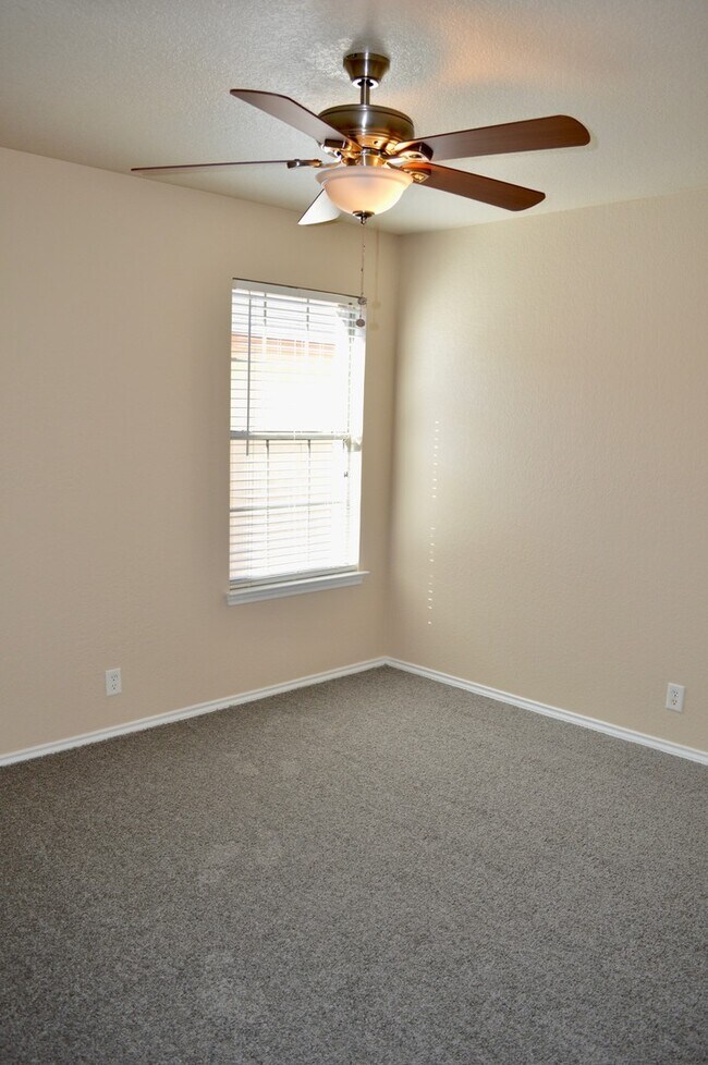 Building Photo - Newly remodeled 3 bed 2 bath