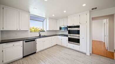 Building Photo - 2 bedroom 2.5 bathroom