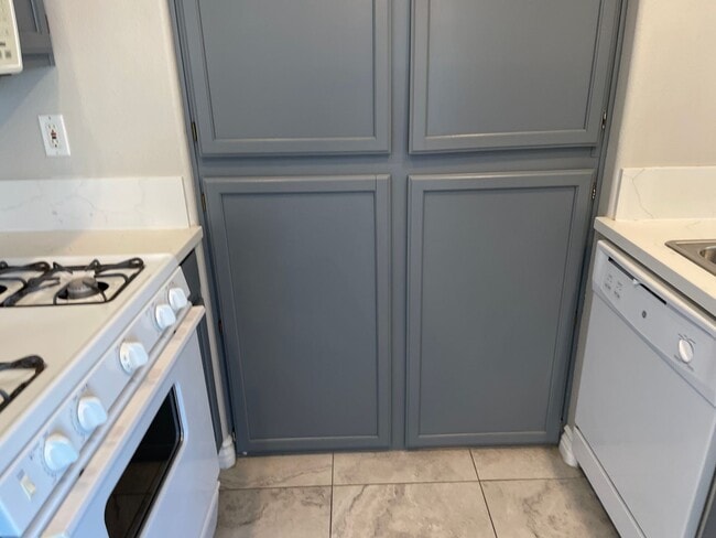 Building Photo - 2 Bedroom Summerlin Condo - Gated community