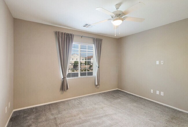 Building Photo - Beautiful Mountains Edge 3 Bedroom Townhome