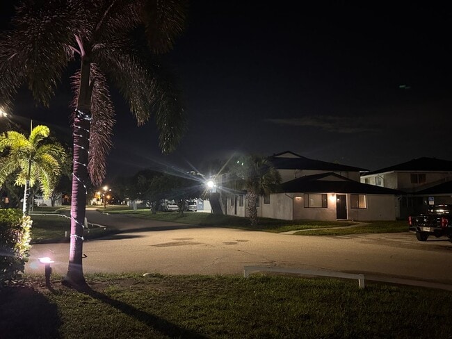 Building Photo - 2 Bed 1 Bath - Spacious w/ Great Natural L...