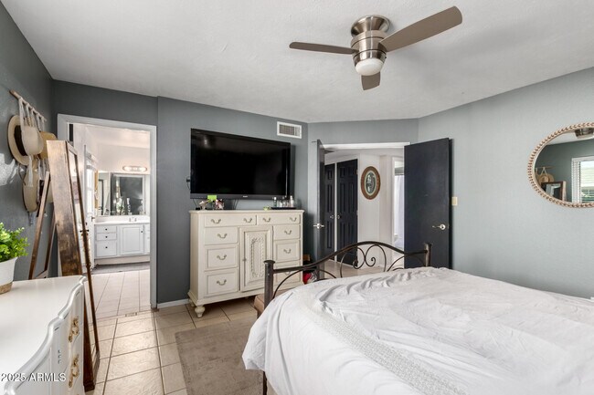 Building Photo - 2739 S Emerson Cir