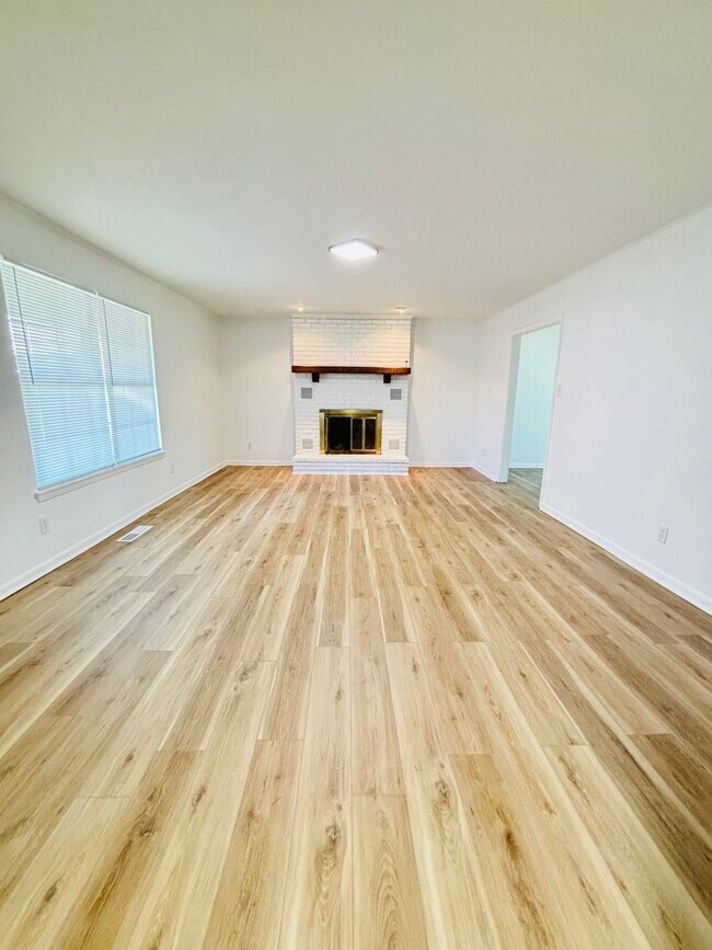 Building Photo - 12403 Dreher Rd