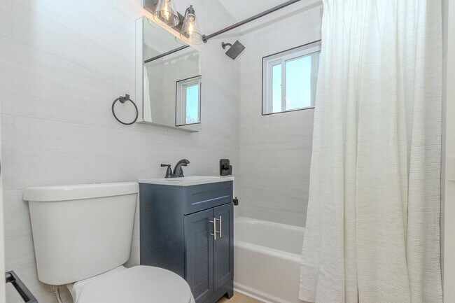 Building Photo - Showing on 5/31 at NOON! Stylishly Remodeled 1-Bed/1-Bath Gem in Crown Point / Pacific Beach. Onl...
