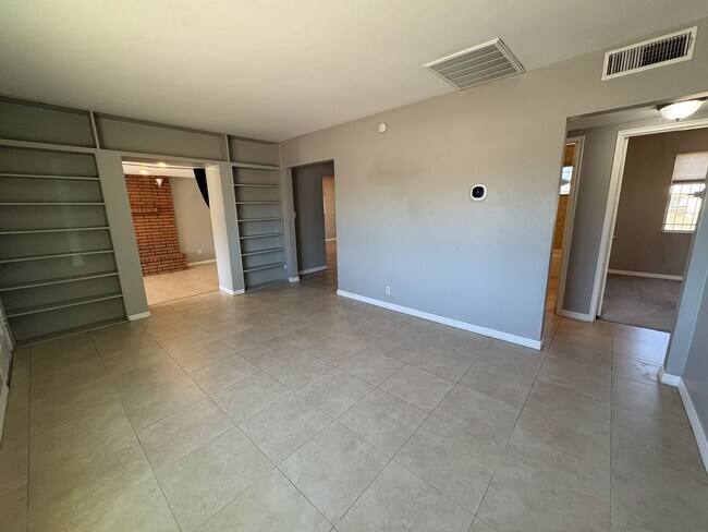 Building Photo - Central Tucson, close to University of Arizona and more!!!