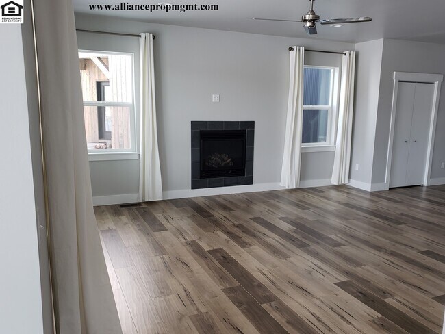 Building Photo - Beautiful Large 4bd/2.5ba 2332sqft home in The Lakes Subdivision