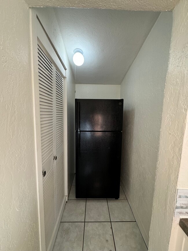 Building Photo - 239 S Cherry Ave