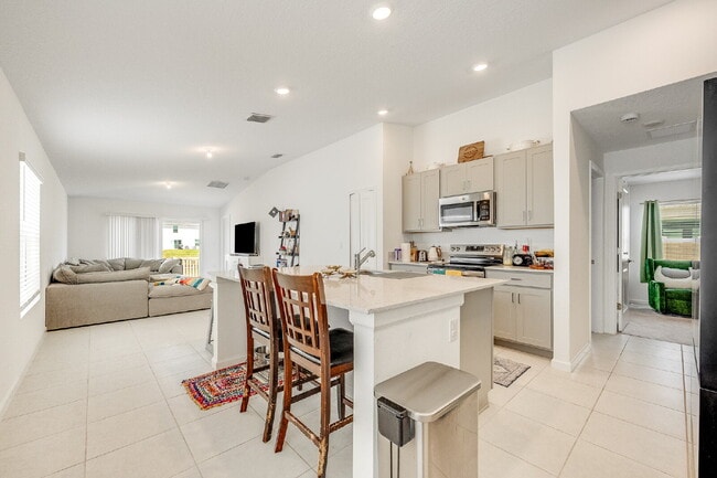 Building Photo - 3/2 in gated Tillman Lakes!