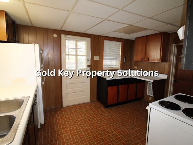 Building Photo - Spacious 1 BR 1 BA House with Fenced Backy...
