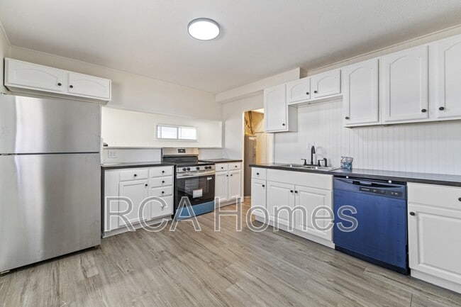 Building Photo - 947 Albany St