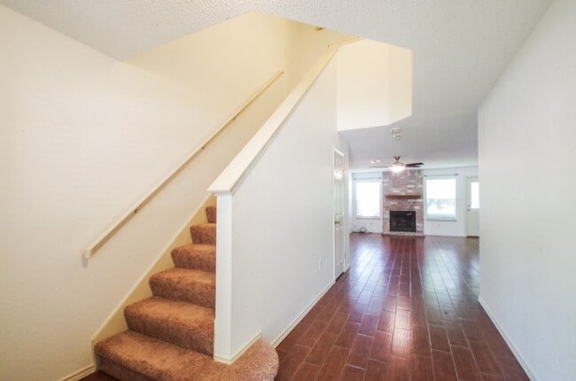 Building Photo - Great 4 bed 2.5 bath on Greenbelt