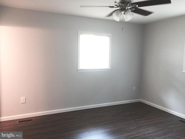 Building Photo - 578 Shorewood Dr