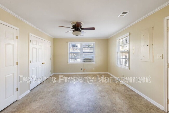 Building Photo - 922 Wedgewood Ave