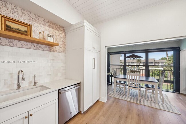 Building Photo - 3207 S Lakeview Cir