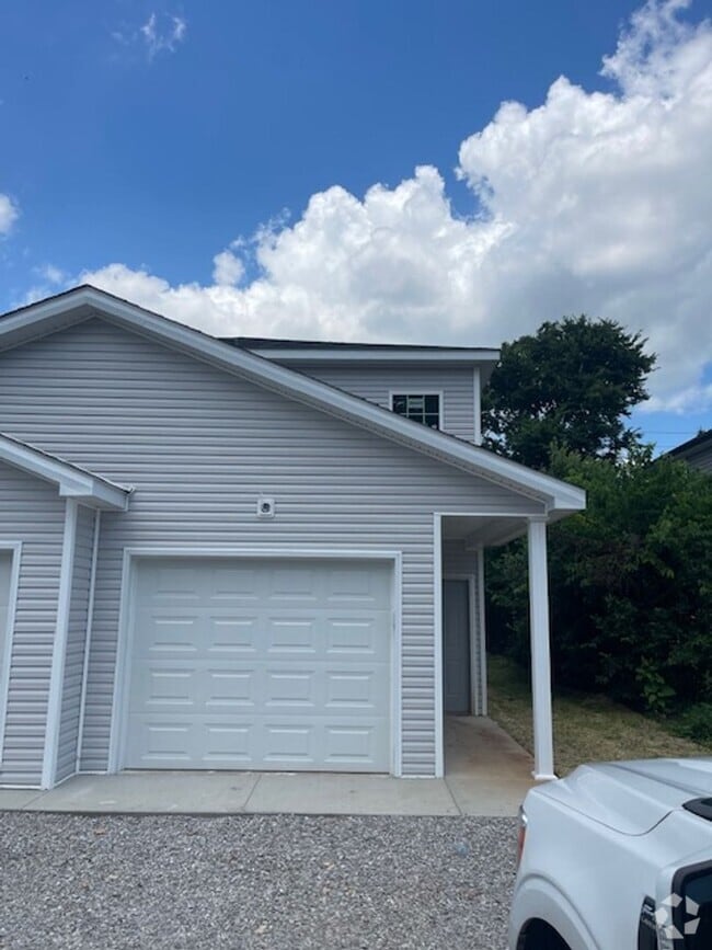 Building Photo - BRAND  NEW DUPLEX, GREAT LOCATION