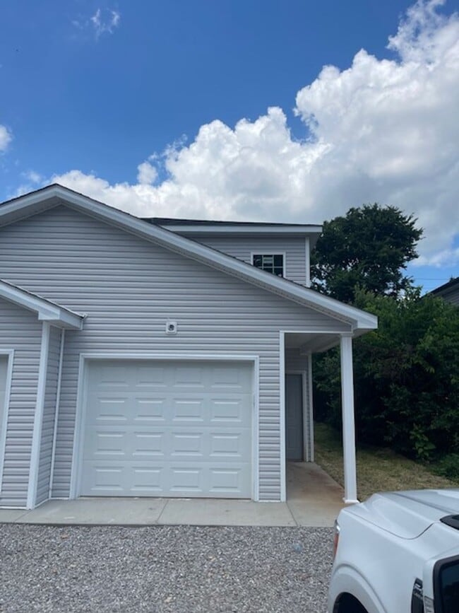Building Photo - BRAND NEW DUPLEX, GREAT LOCATION