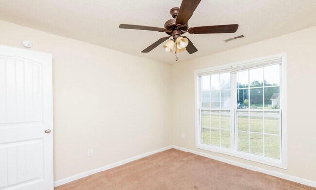 Building Photo - 15 Goldenrod Dr