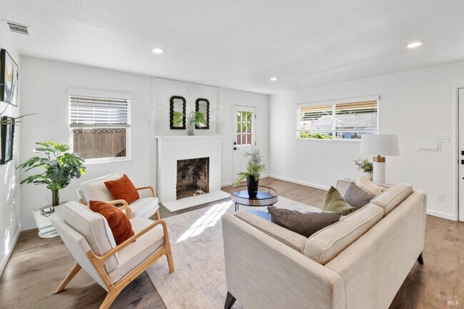 Building Photo - 372 Acacia St