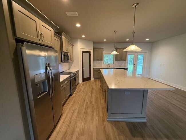 Building Photo - Gulf Breeze - 4 bedroom, 2.5 bathroom - lawn care included