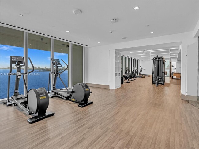 Building Photo - 700 NE 26th Terrace