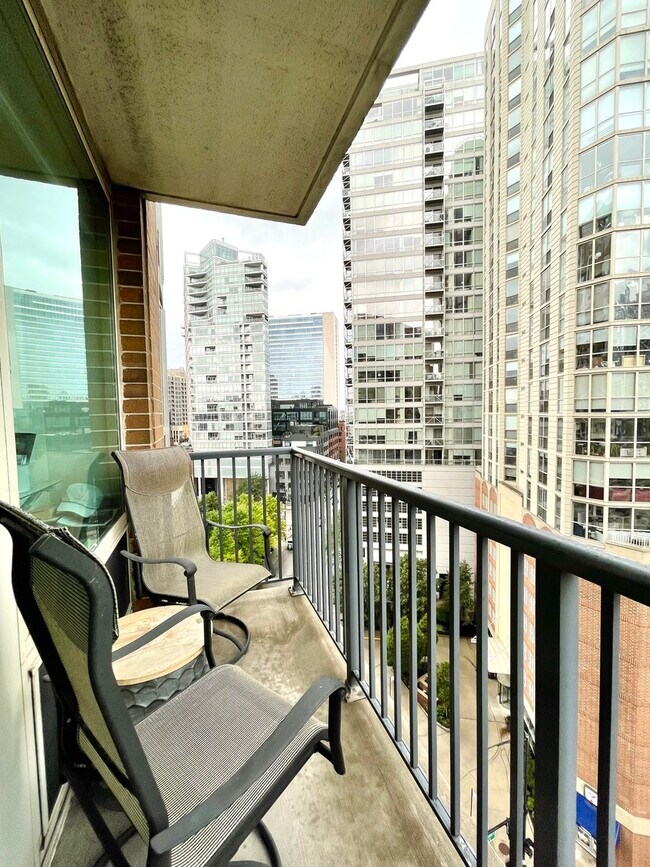 Building Photo - 600 N Kingsbury St