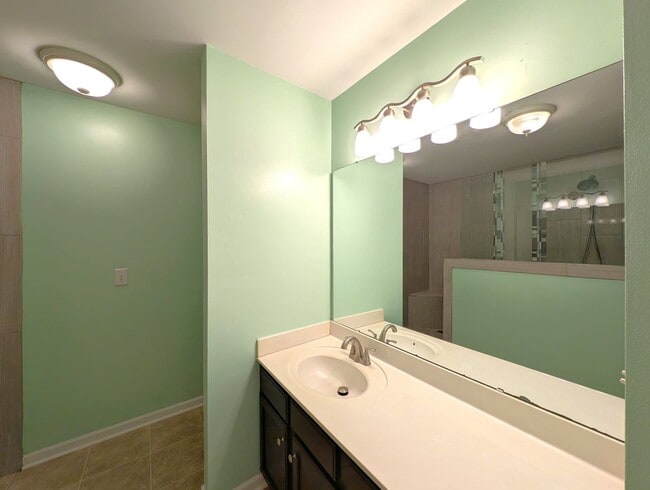 Building Photo - Charming, 2 Story End Unit Townhouse located in the Glenlea Park Community!