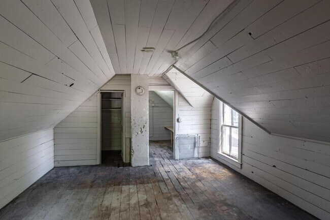 Building Photo - Gorgeous Northside Home with Quartz Countertops!