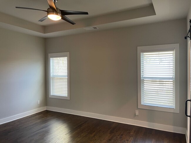 Building Photo - Convenient Living in West End