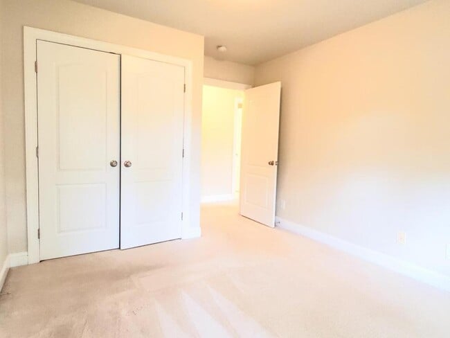 Building Photo - 102 Alden Village Ct