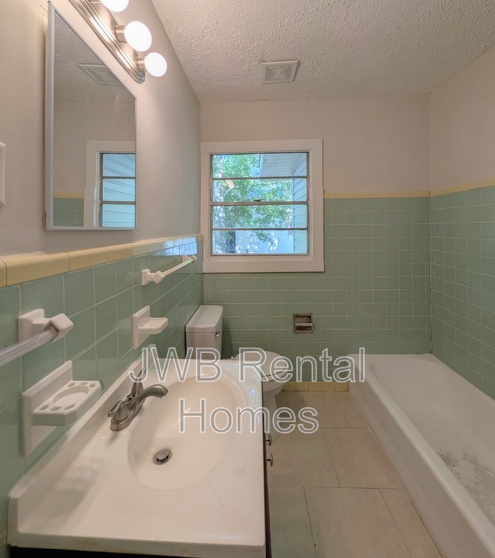 Building Photo - 1539 W 13th St