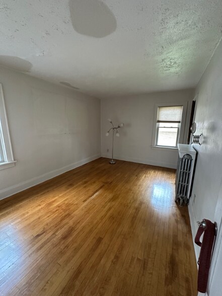 Building Photo - 1818-1820-1820 E Newberry Blvd
